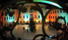 Schlittschuhläufer drehen auf der Eislaufbahn im historischen Innenhof des Hotels Taschenbergpalais Kempinski in Dresden ihre ersten Runden. Auf der 500 Quadratmeter großen Eisfläche, die auch als «schönster Eisplatz Sachsens» bezeichnet wird, können Eislauffreunde noch bis Ende Januar im barocken Ambiente ihrem winterlichen Hobby nachgehen. Foto: dapd