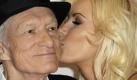 Hugh Hefner und Crystal Harris sagen Hochzeit ab
Vorspann:	
Text:	
Los Angeles (dpa) - Überraschendes Aus für Hugh Hefner (85) und Playmate Crystal Harris (25): Vier Tage vor der geplanten Hochzeit hat das ungleiche Paar die Feier abgesagt. «Die Hochzeit findet nicht statt», twitterte Hefner am Dienstag. «Crystal hat es sich anders überlegt».

Rund 300 Gäste sollten am Samstag in der «Playboy»-Villa feiern. Anfang Mai hatte das Brautpaar die Einladungen verschickt. Harris schwärmte vorab, dass sie bei der Hochzeit ein rosa Kleid tragen werde. Hefner wollte seine Söhne Marston und Cooper als Trauzeugen an seiner Seite haben.

Hefner und Harris lernten sich 2008 kennen, ein Jahr später ließ sich Harris als «Playmate des Monats» für die Dezember-Ausgabe 2009 des Männermagazins ablichten. Für sie wäre es die erste Ehe gewesen, für Hefner der dritte Versuch. 2009 hatte sich der legendäre «Playboy»-Gründer von seiner zweiten Frau, Kimberly Conrad, scheiden lassen.

Hefner auf Twitter Foto: dpa