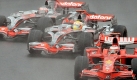 Kimi Rikknen (r.), Lewis Hamilton (m.) und Kovalainen dicht an dicht in der Kurve. Foto: dpa