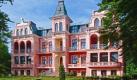 In Heringsdorf steht die Villa Hintze, die durch ihre Farbe auffällt. Früher wurden Räume der Gründerzeitvilla an Gäste vermietet. Heute befinden sich in dem liebevoll und aufwendig restaurierten Gebäude hauptsächlich Privatwohnungen. Doch in den Art  Design Apartements können nach wie vor Gäste nächtigen. Die Nacht kostet ab 146 Euro pro Person. Foto: usedom.de