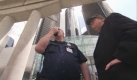 Immer wieder muss Moore diskutieren, mit Sicherheitspersonal oder der Polizei. Foto: Concorde Film