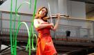 Die Geigenvirtuosin Anna Zlotovskaya spielt als lebende Skulptur am Donnerstag (16.06.11) in Karlsruhe im Zentrum fuer Kunst und Medientechnologie (ZKM) bei der Pressevorbesichtigung der Ausstellung 'Cars Culture. Medien der Mobilitaet' auf der Skulptur 'Crying Cars' aus dem Jahr 2009 /2011 des Kuenstlers HA Schult Werke von Vivaldi und Bach. Wie witzig und fantasievoll Kuenstler mit dem Thema Auto spielen, zeigt ab Samstag (18.06.11) die Ausstellung 'Car Culture. Medien der Mobilitaet' des ZKM Karlsruhe. (zu dapd-Text) Foto: Winfried Rothermel/dapd Foto: dapd