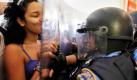 Riot police push away students, inside the University of Puerto Rico, in San Juan, Puerto Rico, Thursday Jan. 13, 2011. Students are demanding that university officials eliminate an $800 yearly fee that officials hope to impose this year, saying it will help to reduce the system's budget deficit. Students already pay $49 per credit. (AP Photo/Ricardo Arduengo)




 Foto: dapd