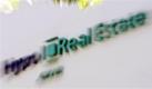 ARCHIV - Das Logo der Hypo Real Estate (HRE), fotografiert am 27. Juli 2009 am Hauptsitz des Immobilienfinanzierers in Muenchen, Bayern. Ein Jahr nach der ersten Rettungsaktion fuer die Hypo Real Estate will der Bund die Pfandbriefbank am Montag, 5. Oktober 2009, vollstaendig verstaatlichen. Auf der letzten Hauptversammlung sollen die noch verbliebenen Aktionaere gegen Zahlung einer Barabfindung von 1,30 Euro je Anteil zwangsweise ausgeschlossen werden. (AP Photo/Matthias Schrader) ** zu APD0924 ** -- FILE - In this July 27, 2009 file picture the logo of the Hypo Real Estate (HRE) is seen at the bank's headquarters in Munich, southern Germany. (AP Photo/Matthias Schrader, File) Foto: ap