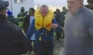 This video frame grab image taken from AP Television News shows a passenger who was rescued from a US Airways aircraft that has gone down in the Hudson River in New York being escorted by rescue personnel, Thursday Jan. 15, 2009. The Airbus 320 crashed into the frigid Hudson River on Thursday afternoon after a collision with a flock of birds disabled both its engines, sending more than 150 passengers and crew members scrambling onto rescue boats, authorities say. No deaths or serious injuries were immediately reported. (AP Photo/APTN) Foto: ap