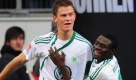 Wolfsburgs Dzeko (l-r), Torschütze Alexander Madlung und Obafemi Martins jubeln. Foto: dpa