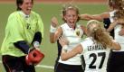 Hockeyspielerin Fanny Rinne (Mitte) war im Vorfeld der Olympischen Spiele in Athen ... Foto: dapd