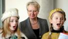 Bundesbildungsministerin Annette Schavan (CDU) lässt sich im Bildungsministerium in der Bundeshauptstadt Sternsinger vom Berliner Hedwigs-Chor ein Liedchen vorträllern. Das Motto der diesjährigen Sternsinger-Aktion lautet Kinder zeigen Stärke. Foto: dapd