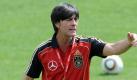 Bundestrainer Joachim Löw entscheidet heute über die Kapitäns- und Torhüterfrage. Foto: dpa