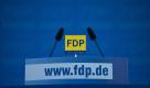 ARCHIV: Ein leeres Rednerpult mit dem Logo der FDP steht in Magdeburg kurz vor Beginn der FDP-Regionalkonferenz auf der Buehne (Foto vom 14.10.11). Die FDP steckt weiter im Umfragetief. Nach dem am Mittwoch (21.12.11) veroeffentlichten Forsa-Wahltrend des Magazins 'Stern' und des Fernsehsenders RTL verlieren die Liberalen im Vergleich zur Vorwoche einen Prozentpunkt und fallen auf zwei Prozent. Fuer die Piratenpartei wuerden sich neun Prozent der Waehler entscheiden, das sind zwei Prozentpunkte mehr als in der Woche zuvor. Die Linke sinkt um einen Punkt auf sieben Prozent. (zu dapd-Text) Foto: Jens Schlueter/dapd Foto: dapd