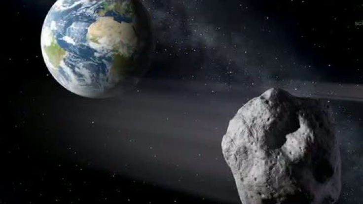 Die künstlerische Darstellung zeigt einen erdnahen Asteroiden im Vorbeiflug