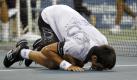 Der Serbe Novak Djokovic fällt auf die Knie und küsst den Tennisplatz, auf dem er den Schweizer Roger Federer kurz zuvor in fünf Sätzen besiegt hat. Damit zieht er ins Finale der US Open in New York ein. Bei den Damen gibt es bereits einen Champion: Kim Clijsters. Foto: ap