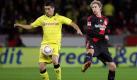 Dortmunds Nuri Sahin (l.) schirmt den Ball gegen Stefan Kießling ab. Foto: dpa