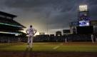 Neben Basketball eine andere beliebte amerikanische Sportart: Baseball. Ein Spieler der Colorado Rockies gönnt sich gerade eine kurze Verschnaufpause. Doch nicht nur in den USA ist die Sportart sehr beliebt. Auch in Ostasien, der Karibik, in Deutschland, Österreich und der Schweiz finden regelmäßig Spiele statt. Foto: ap
