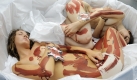 Protest gegen Tierquälerei in der Lederbranche: Zwei mit künstlichem Blut beschmierte Frauen der Tierschutzorganisation PETA liegen vor dem Eingang zur Schuhmesse in einem überdimensionalen Schuhkarton.  Foto: dpa