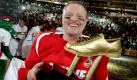 Der Meister im Deutschen Eisfußball Pokal (DEFB-Pokal) wurde bisher einmalig am 29. Mai 2009 ermittelt. Diese neue Sportart entwickelte sich aus einem Spiel bei Schlag den Raab heraus.Hier posiert Stefan Raab mit dem Goldenen Bowlingschuh, den er als Torschützenkönig gleich selbst absahnte. Foto: dpa
