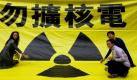 Aktivisten der Umweltschutzorganisation Greenpeace breiten vor dem gesetzgebenden Rat in Hong Kong ein Banner aus, dass Keine nukleare Expansion fordert. Der Anlass: Hong Kongs Umweltminister Edward Yau spricht mit den Gesetzgebern über politische Initiativen, die die Ausweitung der Atomkraft für das kommende Jahr vorsehen. Foto: dpa