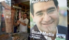 Berlin ist sein Revier: Özcan Mutlu. Der bildungspolitische Sprecher der Grünen im Abgeordnetenhaus ist einer von insgesamt 85 türkischstämmigen Parlamentariern in Deutschland. Die meisten fühlen sich dabei in der Öko-Partei heimisch...  Foto: dpa
