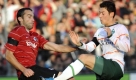 Kung-Fu-Fighting: Ernsthafte Gegenwehr leistete der SC Freiburg gegen Werder Bremen nur in der ersten halben Stunde. Hier duellieren sich Freiburgs Pavel Krmas (links) und Bremens Torschütze Mesut Özil. Foto: dpa
