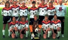 Damals wurde im gleichen Jahr neben der EM auch eine Weltmeisterschaft gespielt. Deutschland wurde in Stockholm Zweiter hinter Norwegen. Birgit Prinz steht links mit Stirnband im Bild und immer noch im Aufgebot von Silvia Neid. Die war 1995 Spielführerin und ist rechts neben Trainer Gero Bisanz zu finden. Foto: dpa