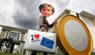 Eine Aktivistin der Kampagne Steuer gegen Armut demonstriert vor dem Bundeskanzleramt in Berlin. Mitglieder von Oxfam, Attac, Jusos und Grüner Jugend wollen Bundeskanzlerin Angela Merkel zur Einführung einer Transaktionssteuer auf EU-Ebene auffordern. Mit der Gebühr soll der Handel auf den Finanzmärkten reguliert werden, indem Transaktionen teurer werden. Foto: dpa