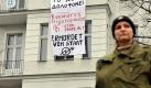 Der Staat mordet und Alexandros Grigoropoulus - ermordet vom Staat steht auf dem Plakat, das von Demonstranten am griechischen Generalkonsulat aufgehängt wurde. Foto: dpa
