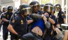 Einsatzkräfte der spanischen Polizei nehmen bei Gebäuderäumung in Saragossa einen Widerständler in Gewahrsam. Die Räumung hatte ein Gericht angeordnet. Die Besetzer fordern politischen und sozialen Wandel und zerstörten Institutionen der Regierung und der Wirtschaft. Diese machen sie für die momentane Wirtschaftskrise verantwortlich. Foto: dpa