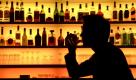 Alkohol ist der Sanitäter in der Not, wusste schon Herbert Grönemeyer. Doch Alkohol ist keine Lösung. Denn: Schlägt der Kater am Tag danach in voller Stärke zu, ist die Stimmung voll im Keller. Foto: dpa