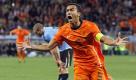 Giovanni van Bronckhorst: Der 35-Jährige verpasste mit den Niederlanden knapp den Titel und beendete direkt nach der WM seine Karriere im Nationalteam. Neben ihm trat auch André Ooijer (36) aus der Nationalmannschaft zurück. Bayerns Mark van Bommel (33) wird in vier Jahren ebenso Jüngeren Platz machen müssen. Foto: dpa