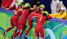 So jubeln die Chinesinnen nach dem Jury-Entscheid über ihr Staffel-Gold. Wegen einer leichten Behinderung werden die schnelleren Südkoreanerinnen disqualifiziert. Seit 1994 hatten Südkoreas Shorttrack-Damen viermal in Serie das Staffelrennen über 3000 Meter gewonnen. Foto: dpa