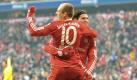 Mario Gomez (r.) und Arjen Robben erhöhten noch vor der Pause auf 3:0. Am Ende siegten die Bayern 5:2 gegen chancenlose Berliner und sind seit nunmehr zehn Pflichtspielen in Folge ohne Niederlage. Hertha bleibt mit sechs Punkten das schlechteste Team der Hinrunde und das zweitschlechteste aller Zeiten. Nur die legendäre Tasmania-Elf hatte einst weniger Punkte zur Winterpause. Foto: dpa