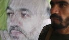 Ein Angehöriger der afghanischen Sicherheitskräfte steht vor einem Portrait des Mannes, der der einzige Kandidat der Stichwahl um das afghanische Präsidentenamt sein wird:Amtsinhaber Hamid Karzai. Foto: ap