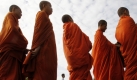 Kambodschanische buddhistische Mönche stehen vor dem UN-gestützten Gericht. Dort soll Kaing Guek Eav, dem ehemaligen Chef des berüchtigten S -21 der Prozess wegen Kriegsverbrechen und Verbrechen gegen die Menschlichkeit gemacht werden. Foto: ap