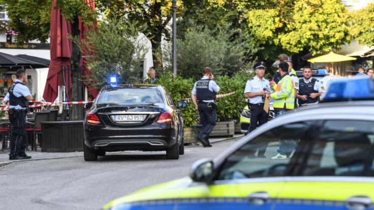 Polizisten stehen am abgesperrten Tatort auf dem Ravensburger Marienplatz. Ein Mann hatte in der Innenstadt drei Menschen mit einem Messer verletzt.
