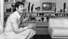 Kanzlergattin Loki Schmidt verfolgt im Mai 1975 im Kanzlerbungalow in Bonn am Fernsehschirm eine Rede ihres Mannes im Bundestag. Foto: dpa