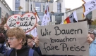 Milchbaeuerinnen protestieren am Freitag, 2. Oktober 2009, in Berlin vor dem Bundeskanzleramt. Auf Einladung von Bundeskanzlerin Angela Merkel treffen sich Politiker und Vertreter der Bauernverbaende im Bundeskanzleramt zu einem Milchgipfel. Der Bund der Milchbauern fordert einen kostendeckenden Milchpreis, der aus seiner Sicht bei 40 Cent pro Liter liegen muesste. (AP Photo/Gero Breloer) --- German dairy farmers protest in front of the chancellery in Berlin, Friday, Oct. 2, 2009. Placards read: 'Us farmers need fair prices' and 'Have a heart for diary farmers', left. (AP Photo/Gero Breloer) Foto: ap