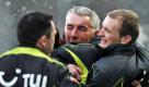 Pure Erlösung: Nach dem Schlusspfiff bejubelt Trainer Mirko Slomka (M.) zusammen mit Teambetreuern seinen ersten Sieg als Hannovers Coach. Foto: ddp