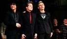 Billy Joe Armstrong, Tre Cool und Mike Dirnt von der Rockband Green Day stehen nach der Premiere des Broadway Musicals American Idiot auf der Bühne des St. James-Theaters in New York. Das Musical basiert auf dem gleichnamigen Erfolgsalbum von Green Day. Foto: ap