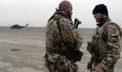 Bundeswehrsoldaten besprechen sich in Kundus. Deutschland will zur internationalen Afghanistan-Konferenz nach London mit einer Doppelstrategie aus mehr Soldaten und verstärkter ziviler Hilfe fahren. Foto: dpa