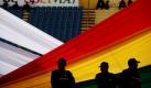Polizisten stehen während der Abschlussveranstaltung des alternativen Klimagipfels in Bolivien, um Sicherheit zu gewährleisten. Der Kongress ging mit der Forderung an die größten Verschmutzerstaaten zu Ende, die CO2-Emissionen bis 2020 um die Hälfte zu reduzieren. Foto: ap