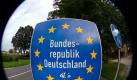 Grenzschild der Bundesrepublik Deutschland. Die Bundesregierung will nach Zeitungsinformationen den Zuzug arbeitsuchender EU-Bürger nach Deutschland erschweren. Foto: Friso Gentsch Foto: dpa