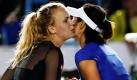 Die Dänin Caroline Wozniacki (links) gibt ihrer Gegnerin Li Na aus China am Netz ein Trostküsschen mit auf den Weg. Wozniacki gewann bei dem Match der Hong Kong Tennis Classics mit 2 zu 0.  Foto: dapd