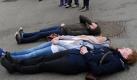 Blödsinn machen: Drei Frauen nehmen auf dem Kasseler Königsplatz am 'World Freeze Day' teil. Punkt 18 Uhr ertönte ein Signal, das die Teilnehmer dazu aufrief, für fünf Minuten zu erstarren. Foto: Uwe Zucchi Foto: dpa