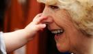 Die britische Herzogin von Cornwall, Camilla Mountbatten-Windsor, geht auf Tuchfühlung mit einem zehn Monate alten Baby. Der Nachwuchs gehört zu einer Familie, die im Familienzentrum der Bulford Militärbasis im englischen Salisbury, von der Herzogin besucht wird. Foto: ap