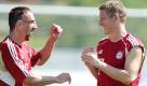 Franck Ribery und Bastian Schweinsteiger genießen das Trainings, bei dem sie sich auf ein Testspiel gegen die Nationalmannschaft von Katar vorbereiten. Der FC Bayern München beendet damit das Trainingslager am Gardasee.
 Foto: dapd