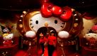 Mitarbeiterinnen laufen durch den Eingangsbereich der Ausstellung Hello Kitty in Hong Kong. Mit der Ausstellung soll das 50-jährige Bestehen des japanischen Geschenkeherstellers Sanrio gefeiert werden. Die weltweit beliebten Hello Kitty-Figuren gehören zum Hauptsortiment von Sanrio. Foto: ap