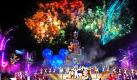 Buntes Feuerwerk und Lichteffekte sind im Disneyland Resort Paris bei der Premiere der neuen Show Mickys Fantastisches Fest zu sehen. Micky Maus greift tief in die Tasche  EuroDisney plant langfristig Investitionen in Höhe von acht Milliarden Euro. Die Lizenz zum Betrieb des Vergnügungsparks in Paris wird auf Jahrzehnte verlängert. Mittelfristig soll dort auch ein neuer Themenpark entstehen, der als Ökodorf entworfen wird und voraussichtlich 1,8 Milliarden Euro kostet.  Foto: dpa