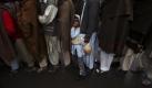 Ein Junge im pakistanischen Lahore wartet mit anderen auf die Rationierung von Reis. Foto: ap