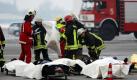 Feuerwehrleute und Sanitäter üben am Mittwoch (27.01.2010) während einer Katastrophenschutzübung am Flughafen Köln-Bonn die Bergung Verletzter. Bei der Übung LÜKEX 2010 (Länderübergreifende Krisenmanagment Exercise) wird ein Bombenanschlag auf ein Passagierflugzeug simuliert. Foto: Oliver Berg dpa/lnw +++(c) dpa - Bildfunk+++ Foto: dpa
