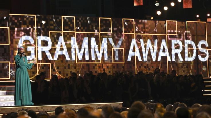 Moderatorin Alicia Keys spricht im Rahmen der 61. Grammy Awards im Staples Center auf der Bühne.